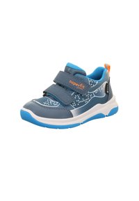 Blaues und graues Sportschuh-Modell mit Klettverschlüssen, das hellblaue Akzente und ein strukturiertes Design mit gepunkteten Mustern auf dem Obermaterial aufweist.