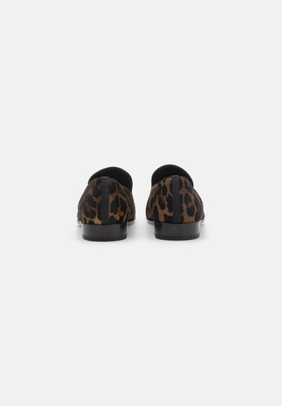 Leopardimustriga libisemisega kingad on varustatud musta siseküljega, madala kontsaga ja sujuva tekstuuriga. Seljaosas on kontrastne vertikaalne õmblusdetail.