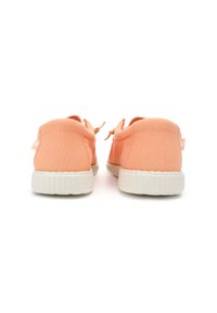 Sneakers in tela pesca con suole in gomma bianca, punta rotonda e chiusura con lacci. Presentano cuciture minime e un dettaglio testurizzato sul tallone.