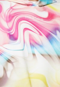 Kleurrijke sweatshirt met spiraalpatronen in roze, blauw, geel en wit, met witte tekst "This is Love Calvin Klein Jeans" nabij de halslijn.