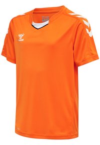 Orange sportstrøje lavet af letvægtsstof, med V-hals, korte ærmer og hvide skulderstriber med sorte detaljer.