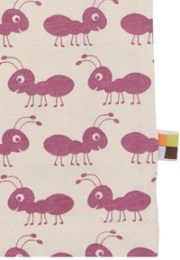 Tessuto di cotone con un motivo ripetuto di formiche viola su sfondo beige. Include un'etichetta colorata sul bordo.