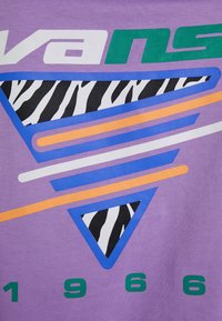 Fialové grafické tričko s velkým vícebarevným logem "Vans", s designem ve tvaru vlnky a trojúhelníkem se zebra potiskem, texturovaná tkanina.