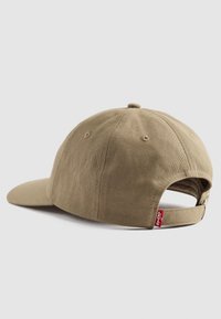 Cappellino da baseball color khaki realizzato in twill di cotone. Presenta una corona arrotondata, un visiera curva e una tracolla regolabile sul retro. Piccola etichetta con logo visibile.