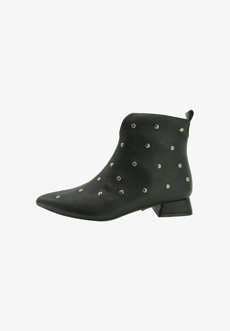 Botín de cuero negro hasta el tobillo con punta afilada, adornado con tachuelas circulares y un tacón bajo cuadrado para mayor estabilidad.