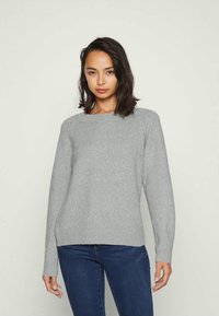 Sweater cinza malha com decote redondo, mangas longas e punhos canelados. Textura macia, corte relaxado e design minimalista.