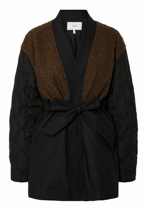 Czarna kurtka wierzchnia z brązowym, teksturowanym materiałem na górnej części ciała, pikowanymi czarnymi rękawami oraz paskiem wiązanym w talii.