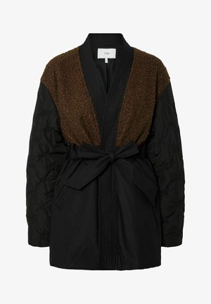 Czarna kurtka wierzchnia z brązowym, teksturowanym materiałem na górnej części ciała, pikowanymi czarnymi rękawami oraz paskiem wiązanym w talii.