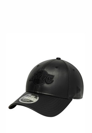 Schwarze Leder-Baseballkappe mit geprägtem Logo, runder Krone, steifem Schirm und subtilen Nähten. Sechs Lüftungslöcher vorhanden.