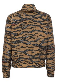 Lehká hnědá bunda s tygřím vzorem v černé a bílé barvě, s červenými akcenty, elastickým pasem a stojáčkovým límcem.