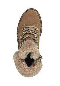 Bottine en suede beige avec des lacets dorés, doublée de fausse fourrure douce, à bout rond et avec des coutures le long de la semelle. Les lacets passent par des œillets en métal.