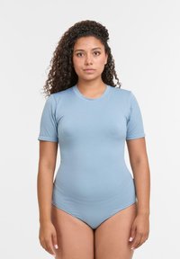 Světle modrý krátky rukávový body s kulatým v�ýstřihem a přiléhavým střihem, vyrobený z hladkého, elastického materiálu. Žádné viditelné vzory ani akcenty.