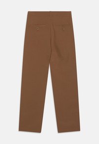 Bruna byxor med en slät, strukturerad tyg, rak passform, två bakfickor med knappar och en ren midja.