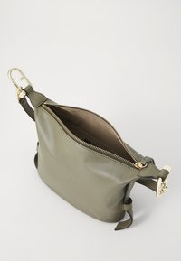 Borsa a tracolla in pelle verde oliva con zip dorata, dotata di una singola tracolla e una texture liscia. Interno rivestito in tessuto taupe.