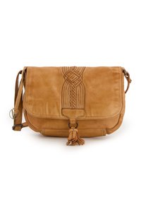 Sac bandoulière en cuir tan avec un détail tressé sur le rabat, un accent à pampille et une bandoulière réglable. Texture lisse, design compact.
