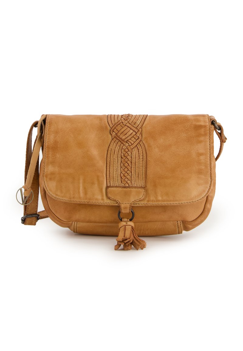 Sac bandoulière en cuir tan avec un détail tressé sur le rabat, un accent à pampille et une bandoulière réglable. Texture lisse, design compact.