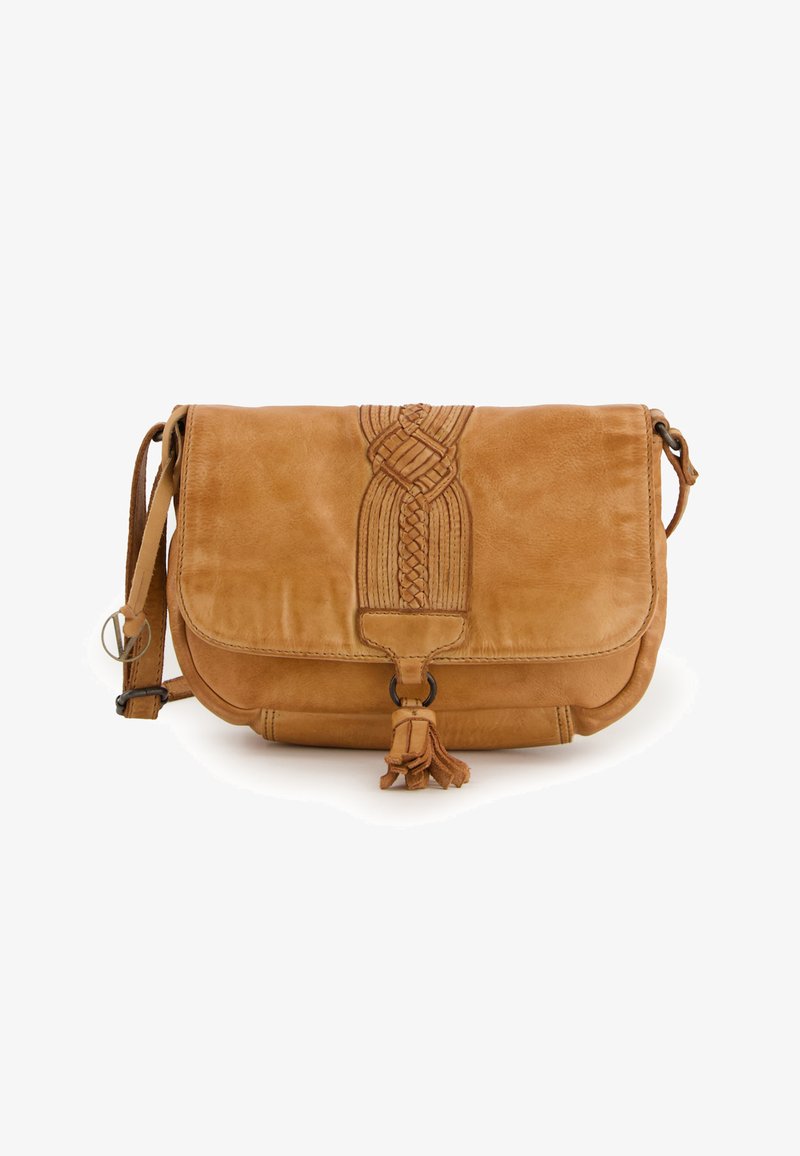 Taschenaus Leder in Tan mit geflochtenem Detail auf dem Klappdeckel, einem Quastenakzent und einem verstellbaren Tragegurt. Glatte Textur, kompaktes Design.