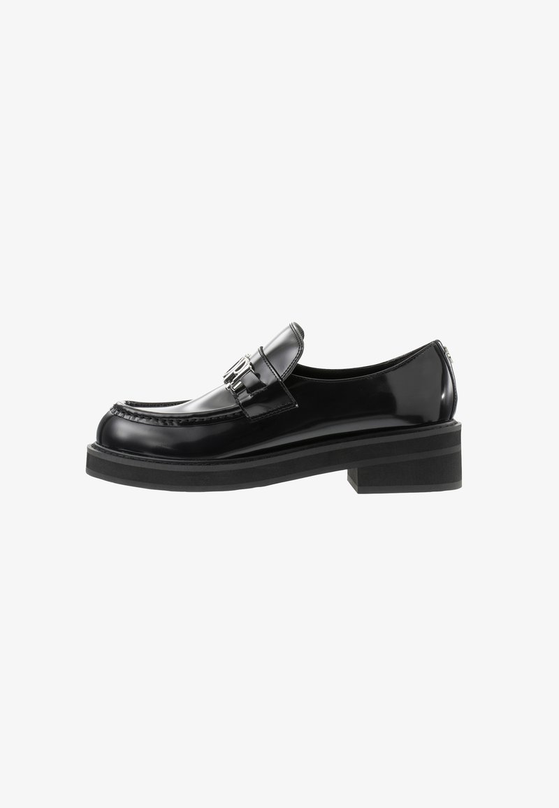 Mocassin en cuir verni noir avec semelle épaisse, talon bloc et détail boucle argentée sur le dessus.