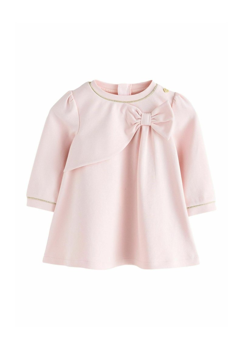 Rózsaszín hosszú ujjú ruha puha anyagból, masni díszítéssel a mellrészen és arany szegéllyel a nyakkivágásnál és az ujjvégben. A ruha bővülő szabású.