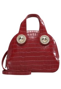 Sac à main en cuir embossé crocodile rouge avec deux clous ronds en or portant le logo et une bandoulière amovible.