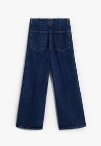 Mörkblå vida jeans med två bakfickor, bälteöglor och sömdetaljer på en vit bakgrund.