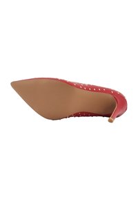 Scarpa con tacco alto in vernice rossa, con punta affusolata, suola texturizzata e dettagli in oro lungo i lati. Finitura liscia.