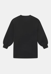 Czarny swoosh z okrągłym dekoltem i długimi, bufiastymi rękawami. Gładka tekstura z elastycznymi mankietami i detalami na bocznych szwach. Prosty, minimalistyczny design.