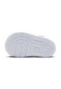Nike đonjić, bijela guma, kružni i linearni uzorci na potplatu, teksturiran za bolje prianjanje, s relefnim logotipom, glatka površina.