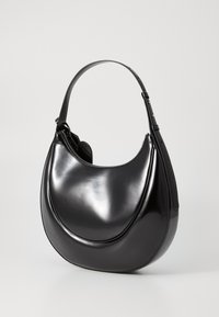 Borsa a spalla in pelle verniciata nera con forma curva, manico singolo e chiusura con zip. Texture liscia con finitura lucida.