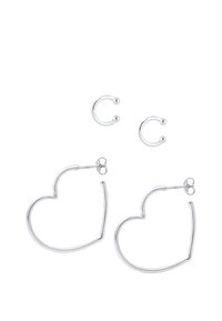 Pendientes de aro en forma de corazón de plata con un diseño elegante, que cuentan con dos pequeños pendientes circulares. Acabado de metal suave, construcción ligera.