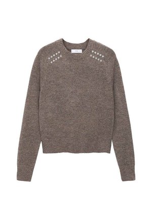 Suéter marrón de punto con mangas largas, cuello redondo y tachuelas decorativas plateadas en los hombros. Tejido texturizado, diseño ajustado.