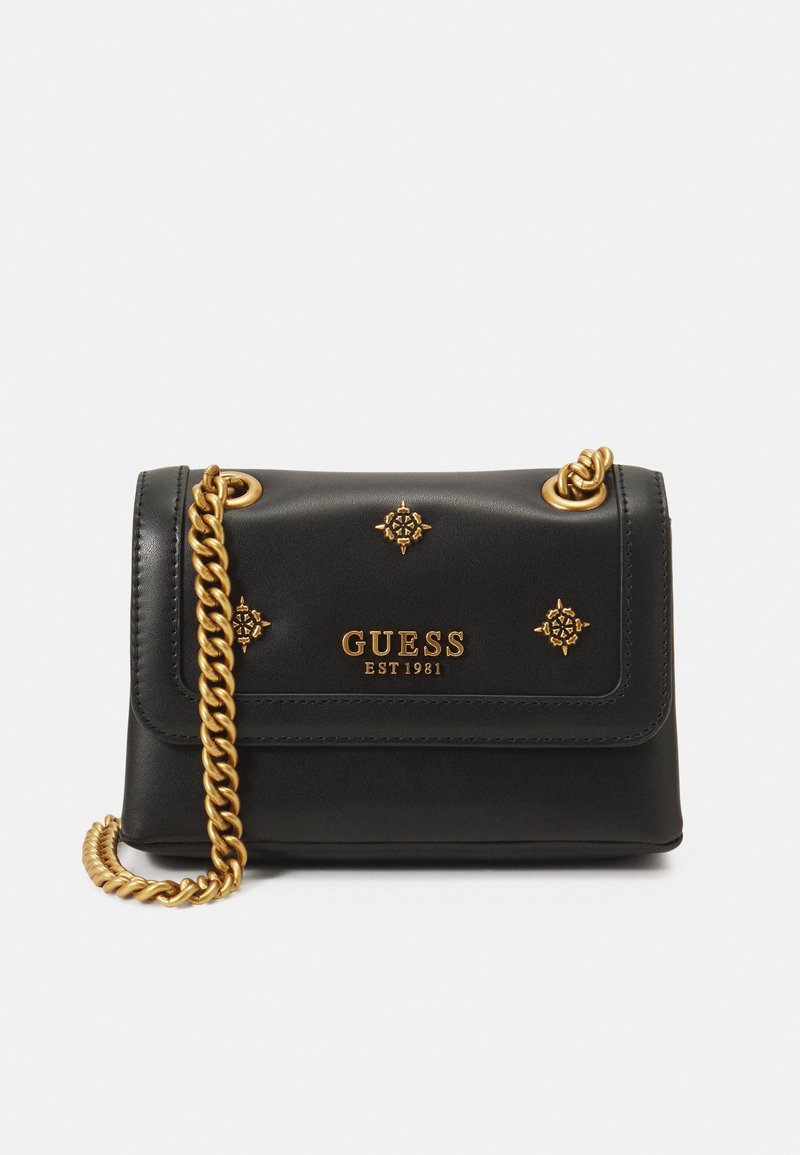 Sort læder crossover taske med en guldkæde-strop, der har et guldlogo og udsmykninger, samt en flaplukning med dekorative detaljer.