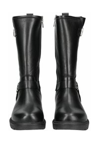 Botas negras de cuero hasta la rodilla con una textura suave, cremalleras laterales y acentos metálicos. Incluye una correa ajustable con un detalle de hebilla.