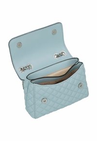 Borsa a tracolla in tessuto trapuntato blu chiaro con dettagli in argento. Presenta una chiusura a scatto e due scomparti interni per l'organizzazione.