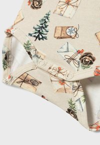 Ljus beige bodysuit med ett mönster av presentlådor, tallar och blommor; inkluderar tryckknappar för enkel påklädning.