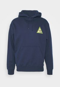 Sudadera con capucha de color azul marino, fabricada en algodón, con un bolsillo frontal y un logo triangular verde neón en el área del pecho izquierdo.