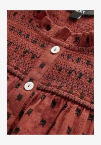 Vybráno, rust brown