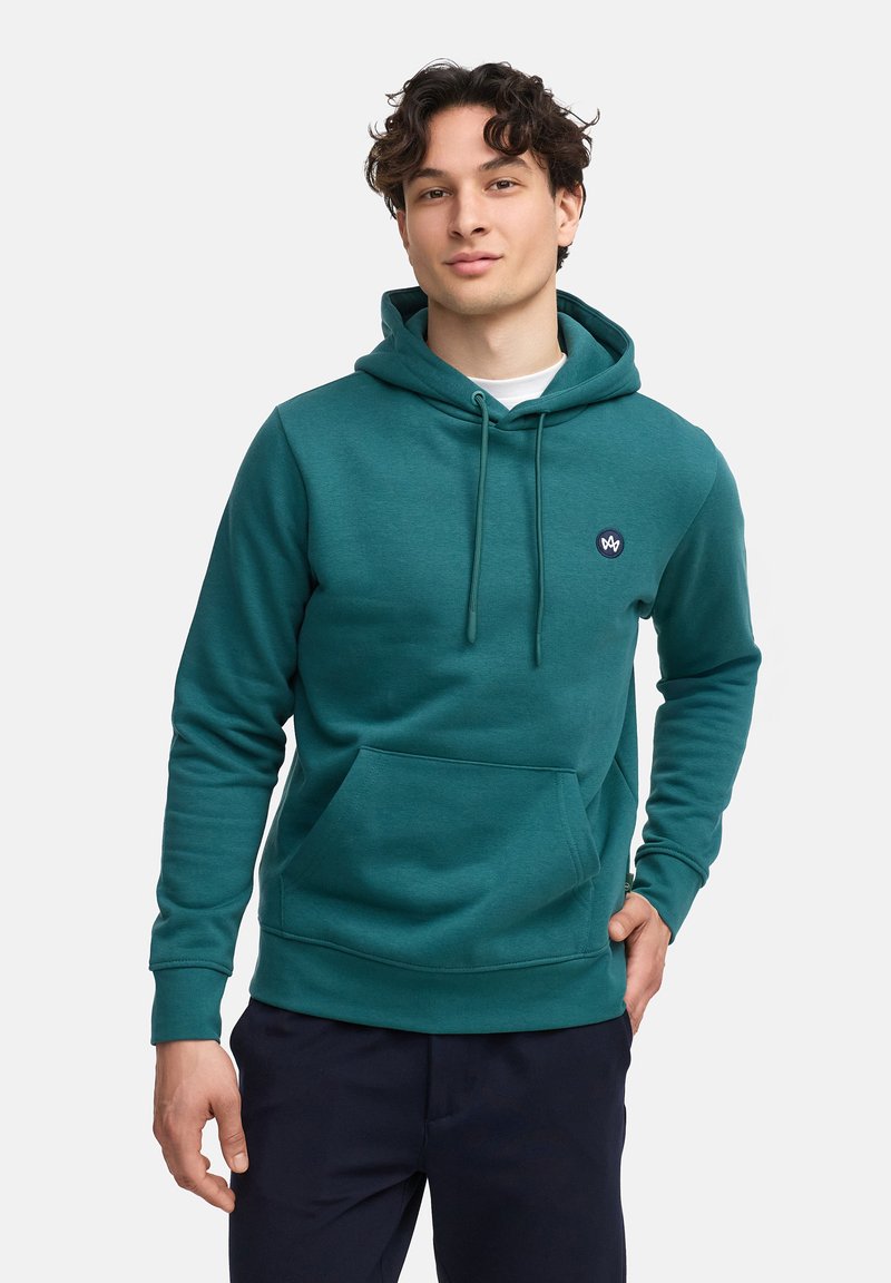 Sudadera verde azulado con un bolsillo tipo canguro, capucha con cordón y un pequeño logo en el pecho. La tela parece suave y texturizada.