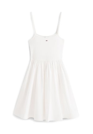 Vestido blanco sin mangas con tirantes delgados, corpiño ajustado, falda fruncida y pequeño logo de Tommy Hilfiger en el pecho.