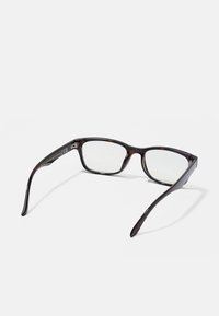 Ochelari cu ramă din scoică de broască țestoasă, cu lentile clare, având o formă rectangulară, textură netedă și brațe curbate.