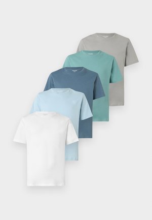 Cinque magliette semplici a maniche corte con scollo rotondo, nei colori bianco, azzurro chiaro, blu navy, verde petrolio e grigio, disposte in una pila sfalsata.
