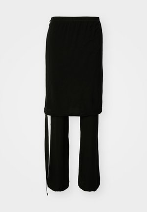 Mustat kahdesta osasta koostuva asu, johon kuuluu pitkä hame sivusiteellä ja löysät housut. Luotu sileästä kankaasta, jossa on soljuva muotoilu.