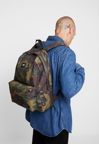 Vans MN OLD SKOOL III BACKPACK - Mochila - classic