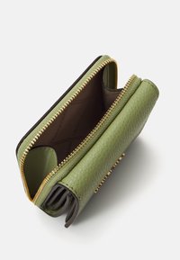 MICHAEL Michael Kors EMPIRE TRIFOLD WALLET - Monedero - light sage