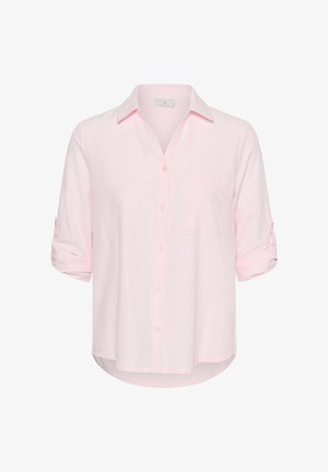 Blusa de manga larga color rosa claro con botones, cuello, bolsillo en el pecho y mangas remangadas sujetas con trabillas abotonadas.