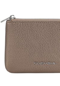 Pochette rectangulaire en cuir fuchsia avec une texture, fermeture à glissière argentée et nom de marque embossé "FUCHSIA" sur le devant.