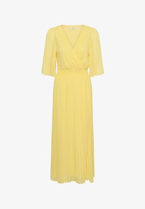 Robe midi plissée jaune avec col en V, taille smockée et manches bouffantes mi-longues jusqu'aux coudes.