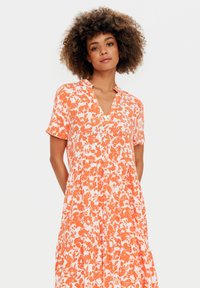 Rochie cu imprimeu floral portocalie, cu mâneci scurte și decolteu în V. Confecționată dintr-un material ușor, având o siluetă fluidă și o fustă în straturi.