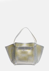 Metalen zilveren boodschappentas met gele perforaties, een rechthoekig lichaam en korte handvatten. Kenmerkt zich door een gladde textuur en een centraal logo patch.