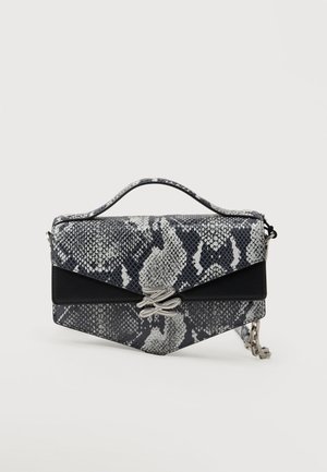 Malá obdélníková kabelka s černošedým hadím potiskem, černým doplňujícím klopem, stříbrnou sponou s logem, krátkým horním uchytem a řetízkovým popruhem na bílém pozadí.